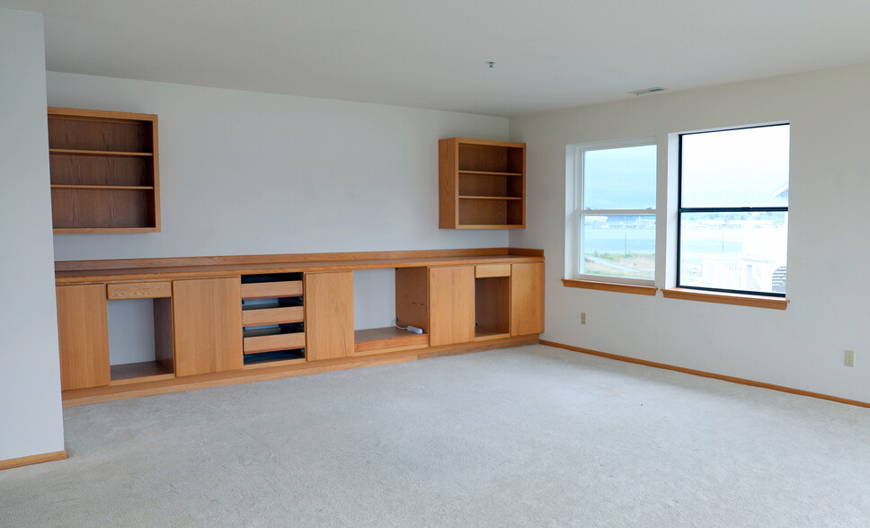 Entertainment area in Living room - 651 SE Bayshore Dr