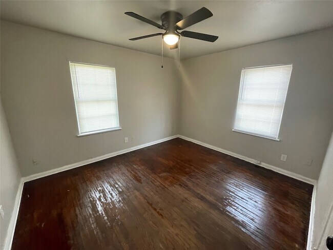 Building Photo - 6139 Belcrest St