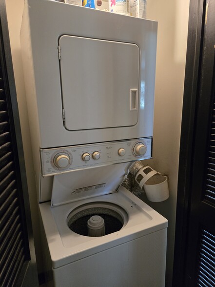 In unit washer/dryer - 209 Kimbell Ave