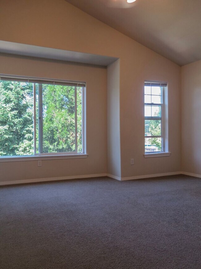 Building Photo - !!!! West Linn Townhome Available 3 Bedroo...