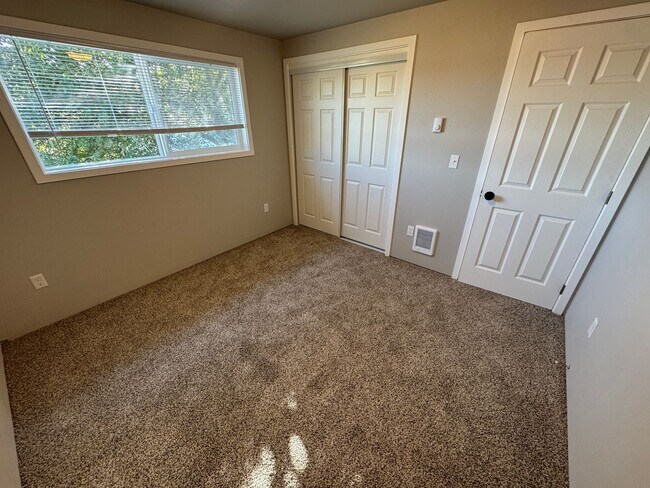 Building Photo - (248) 2 Bdrm Town Home w/ Private Yard Area