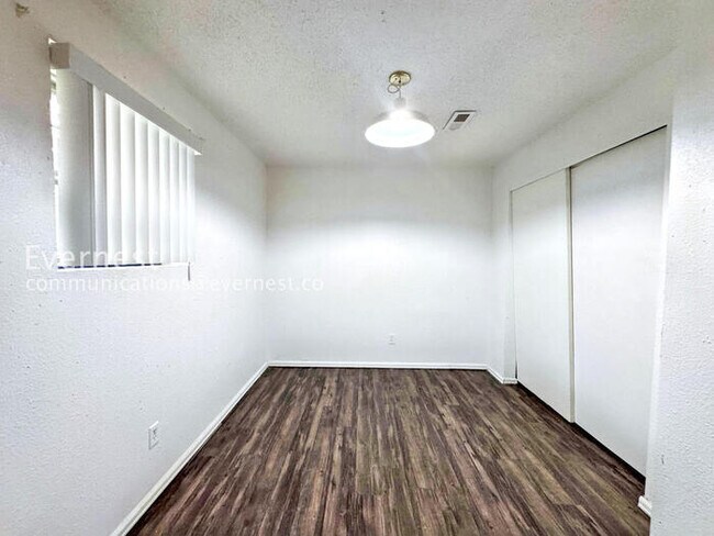 Building Photo - 3 Bed/2 Bath Home with Garage & Fenced Yard