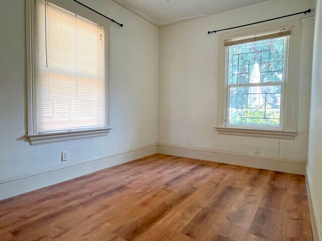 Building Photo - 825 57th St