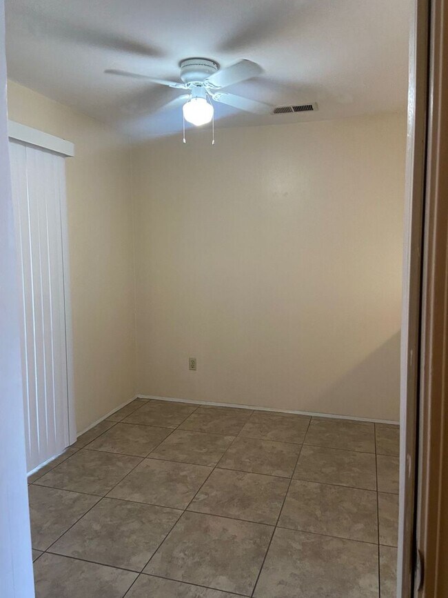 Building Photo - 913 Nimrod Ct