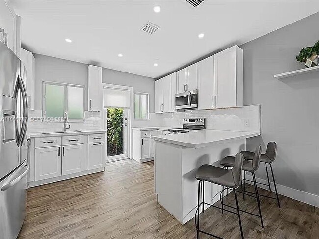 Building Photo - 808 NE 17th Way