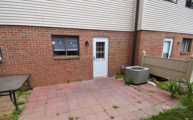 Building Photo - 1006 N York Rd