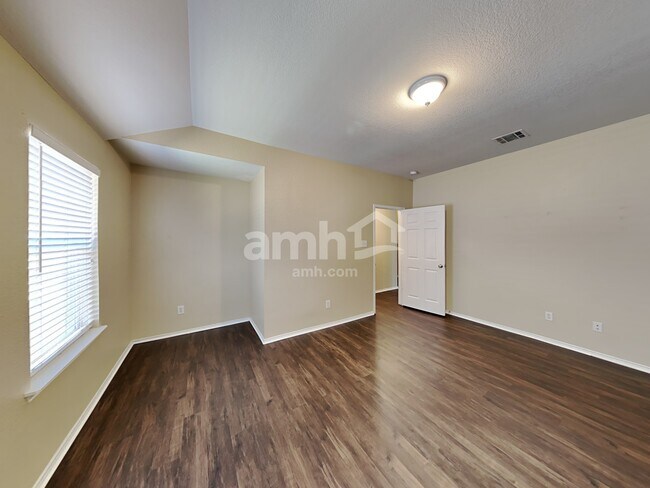 Building Photo - 106 Logan Ln