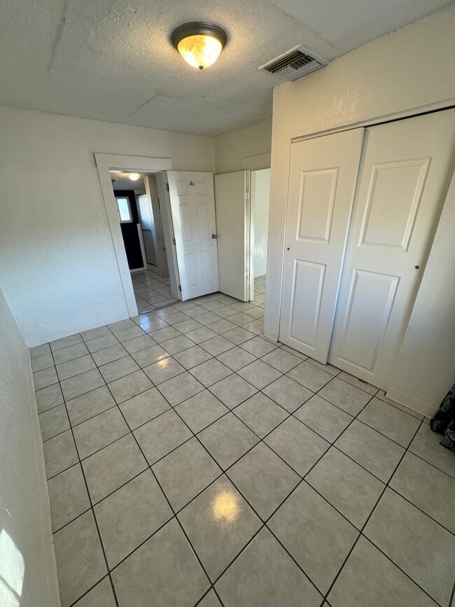 Building Photo - 239 S Cherry Ave