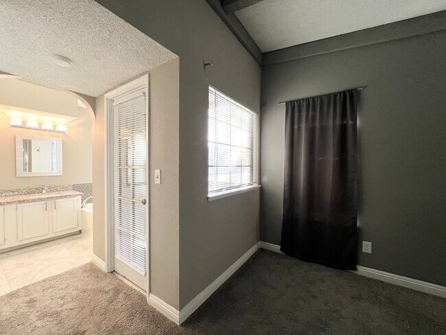 Building Photo - REMODELED 2BD/2BA NEAR JONES/SAHARA W/ COM...