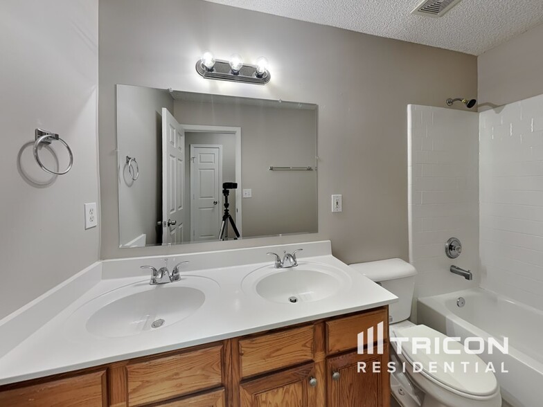 Building Photo - 2335 Black Rock Dr