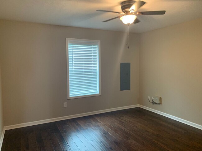Building Photo - 429 Oakwood Rd