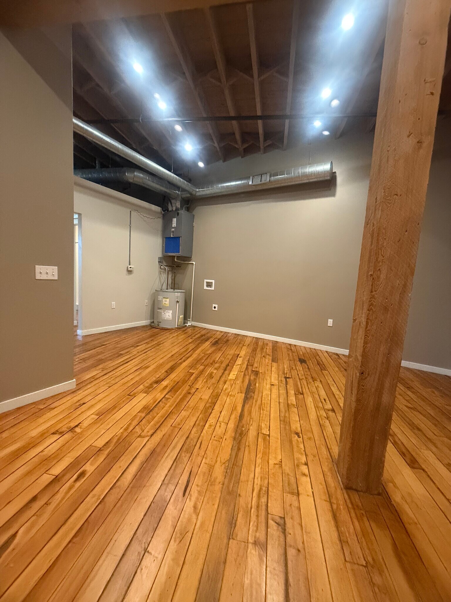 Building Photo - 146 S River Ave