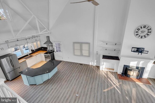 Building Photo - 1080 Crestview Dr