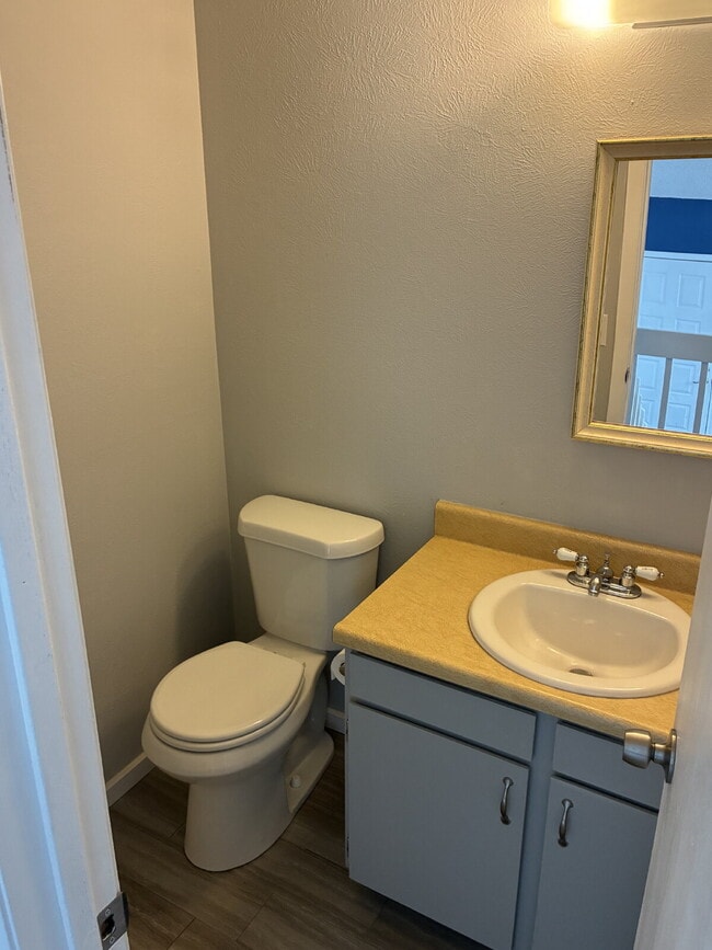 Building Photo - Beautiful Townhome - 4 Bedrooms 3 Bathroom with 2 Additional Bonus Rooms!