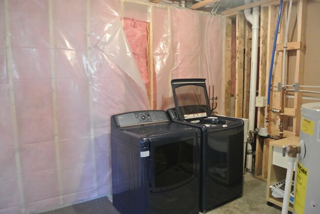Building Photo - 5 Bedroom Home