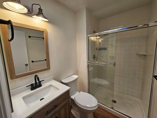 Building Photo - 4 Bed 3 Bath Home in 80911!