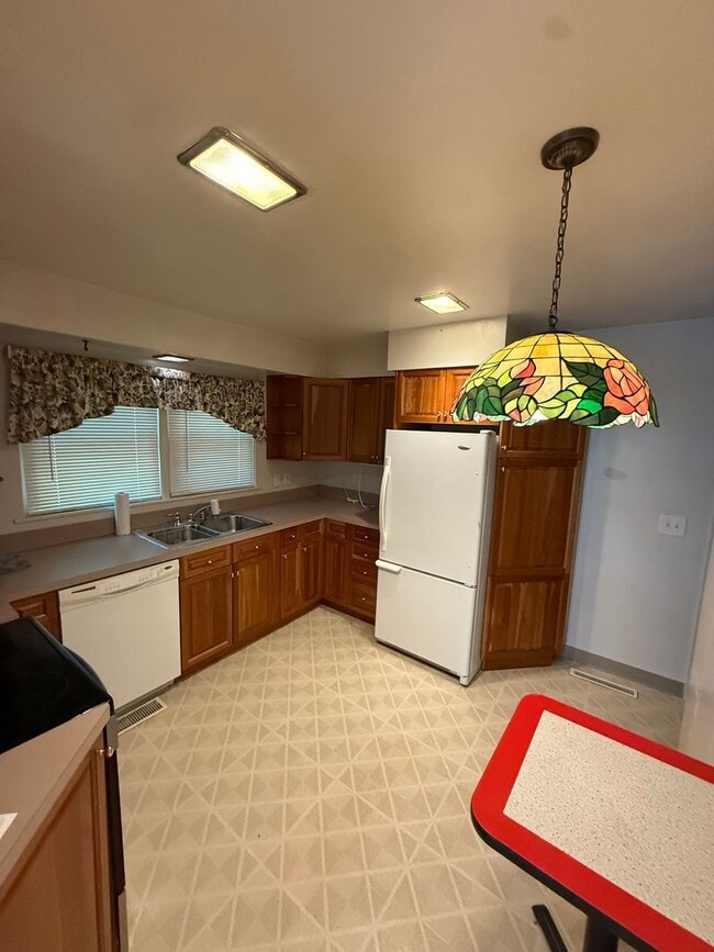 Building Photo - 3 bed 2 bath house for rent