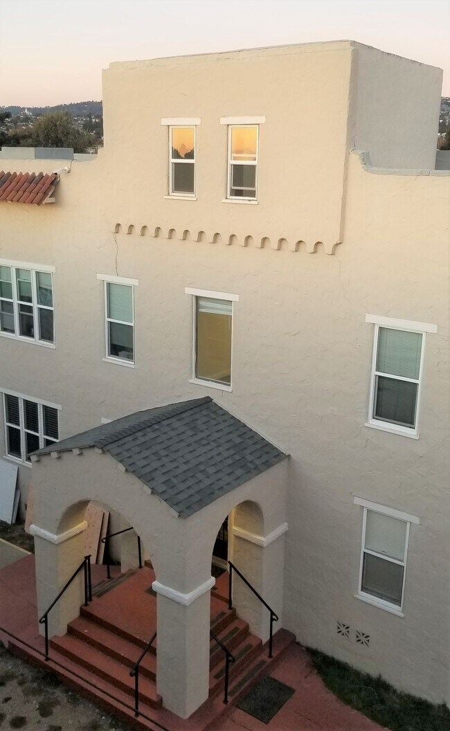 Building Photo - Newly Remodeled 3 Room Studio Apartment