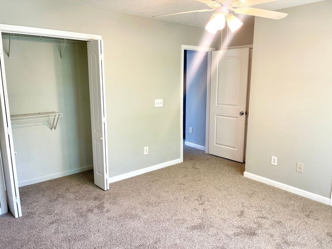 Building Photo - Welcome to this charming 2 bedroom, 2.5 ba...