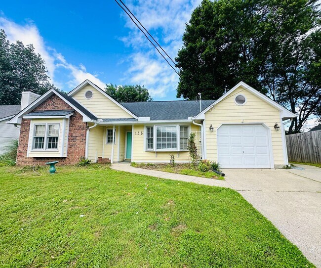 Building Photo - Renovated 3 Bedroom 2 Bath in Hendersonvil...