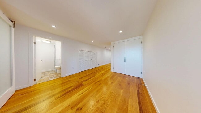 Building Photo - Spacious 3BD/3BA Home with Sunroom, Renova...