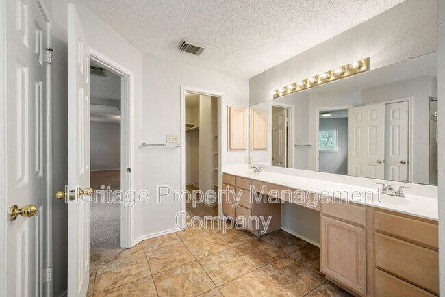 Building Photo - 17427 Sapphire Rim Dr