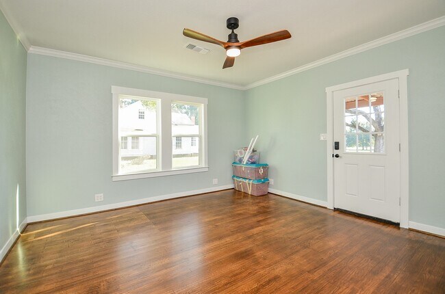 Building Photo - 803 Austin St