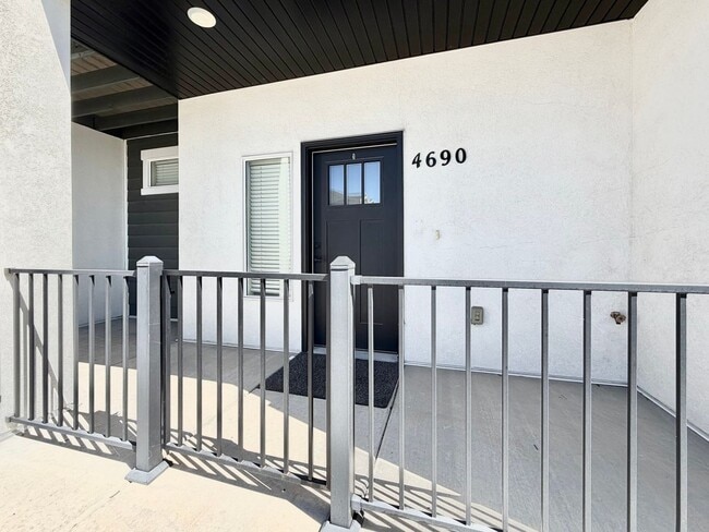 Building Photo - 3 Bed + 2.5 Bath Townhome w/ Garage, Storage & Dogs Allowed Near Jordan Landing