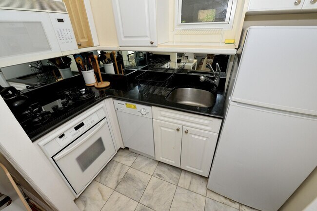 Building Photo - 653 11th Ave