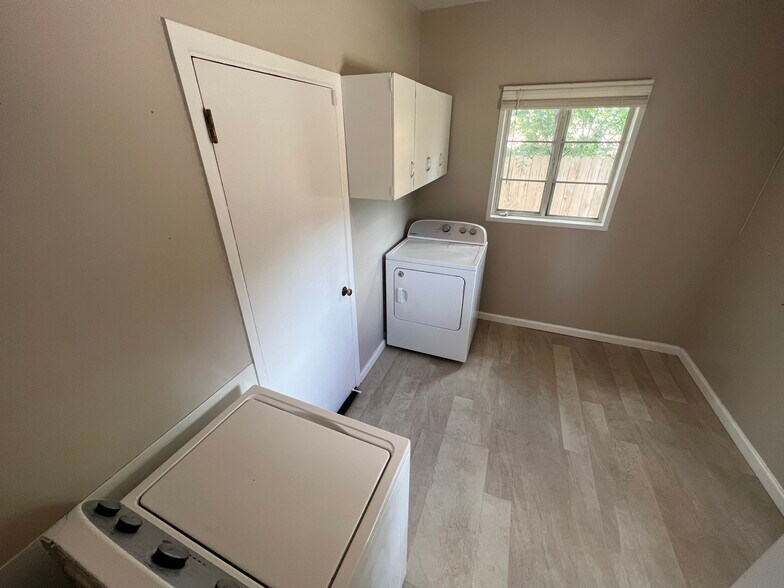 Building Photo - 430 Cypress Dr