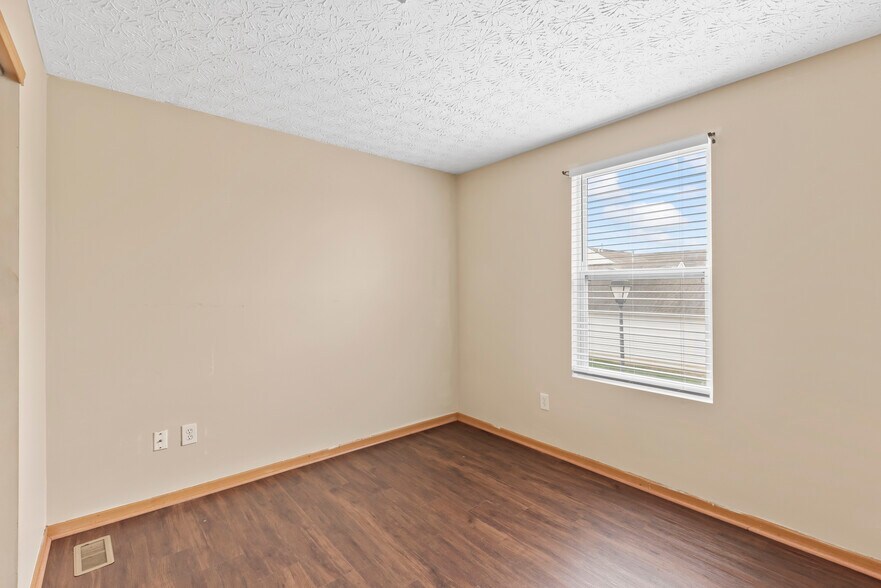 Building Photo - 6306 Pompano St
