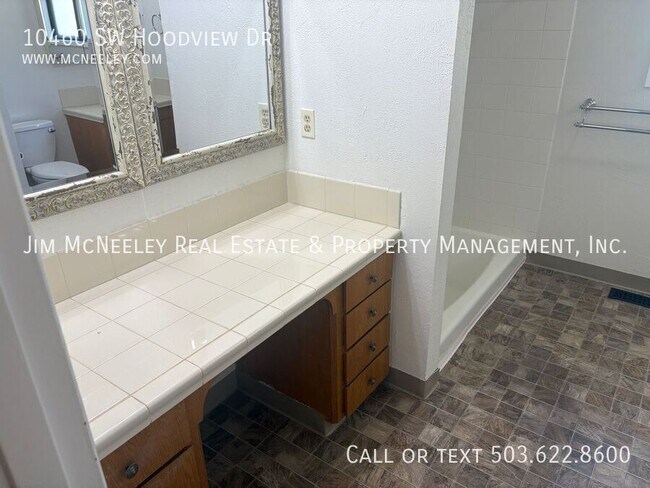 Building Photo - 10460 SW Hoodview Dr