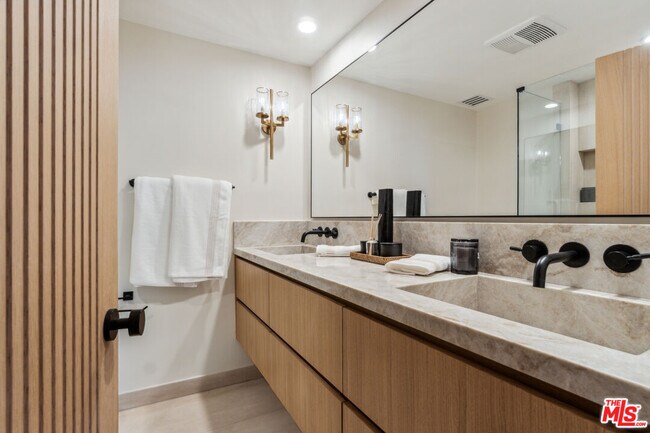 Building Photo - 818 N Doheny Dr