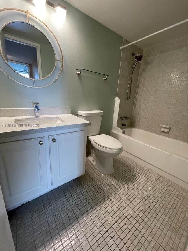 Building Photo - 1000 Parkview Dr