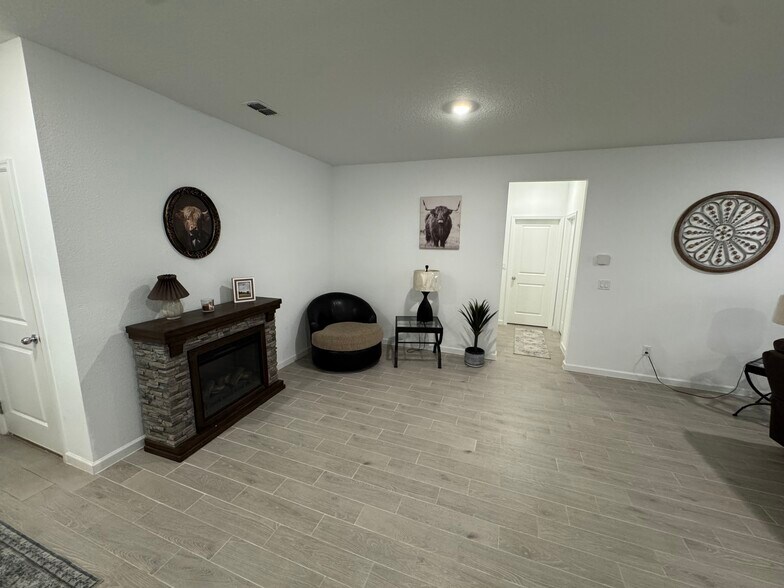 Building Photo - 8486 Horsebit Cir