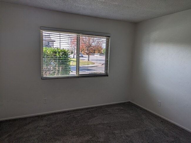 Building Photo - NEWLY REMODELED!!!!!One bedroom One Bath Unit