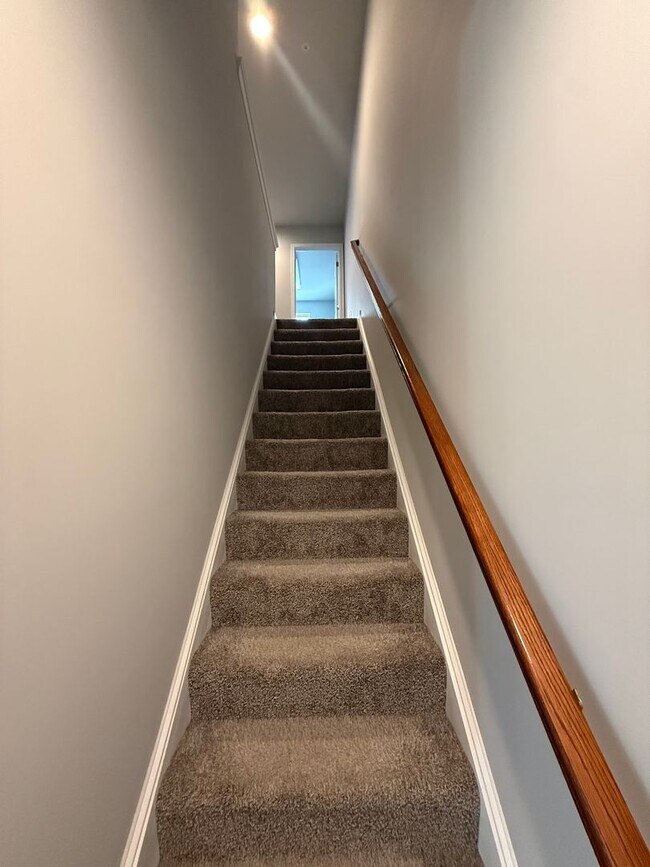 Building Photo - 3 bedroom 2.5 bathroom townhome for rent