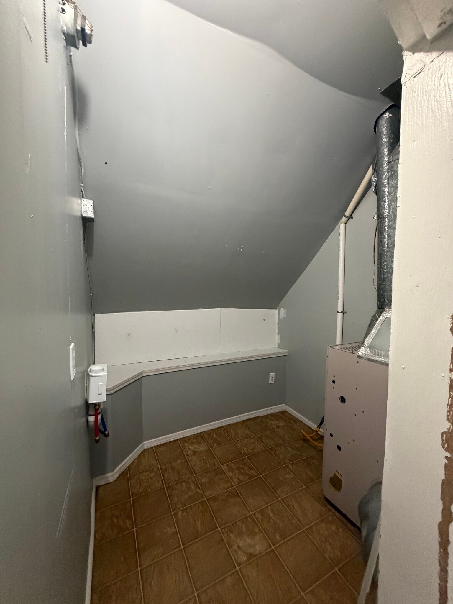 Building Photo - 616 W 6th St