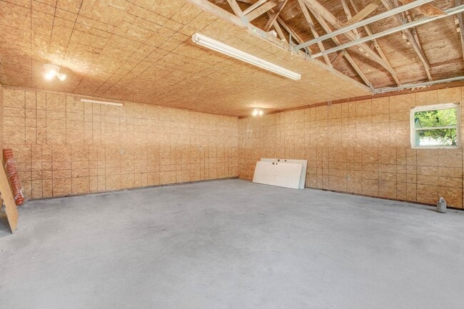 Building Photo - ADORABLE 3 BR | 1 BA HOME - 2 Car Detached...