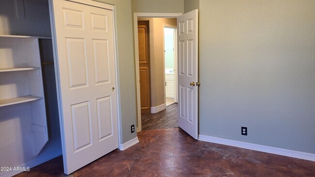 Building Photo - 14206 S 12th Pl