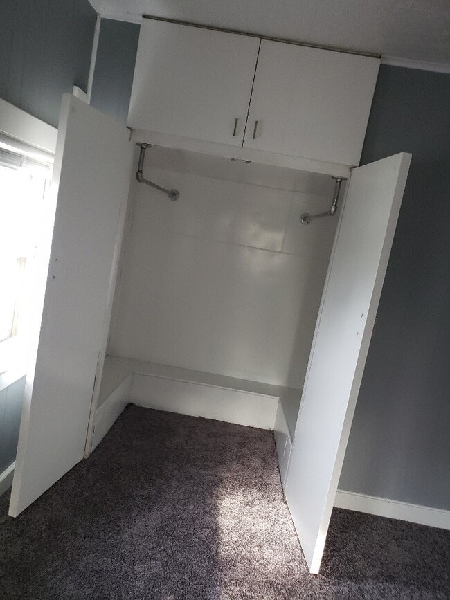 Building Photo - One Bedroom One Bath Duplex , Tenant only ...
