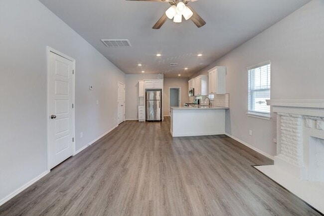 Building Photo - 1/1 Duplex Near TU With Large Fenced Yard!