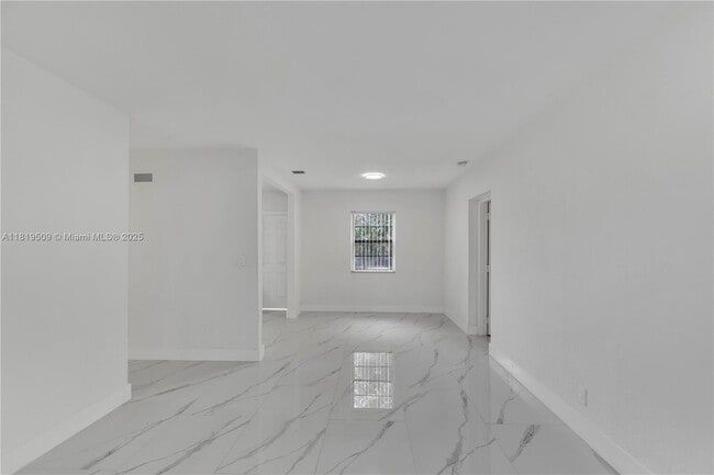Building Photo - 950 NE 163rd St