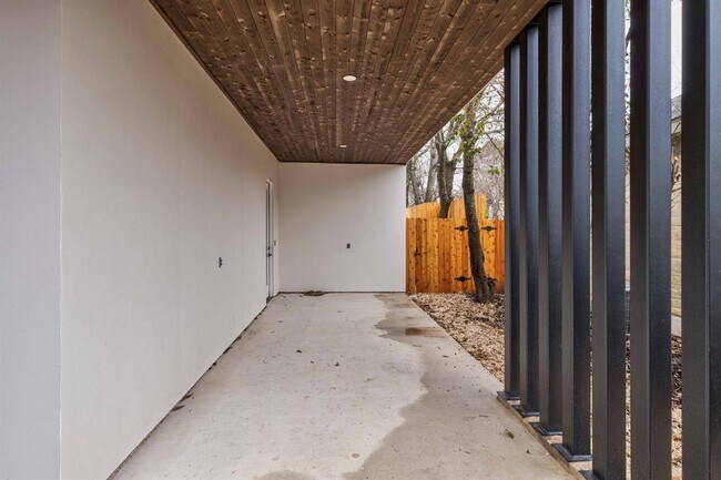 Building Photo - 1704 Kinney Ave