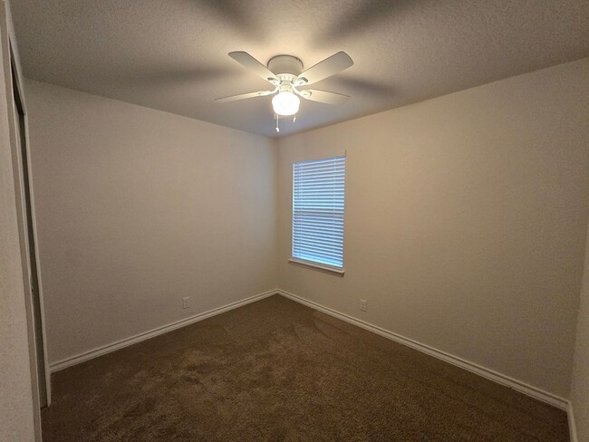 Building Photo - 3 Bedroom 2 Bath 2 Car Garage Open Floor P...