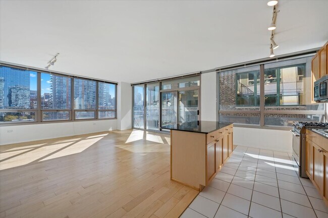 Building Photo - 701 S Wells St