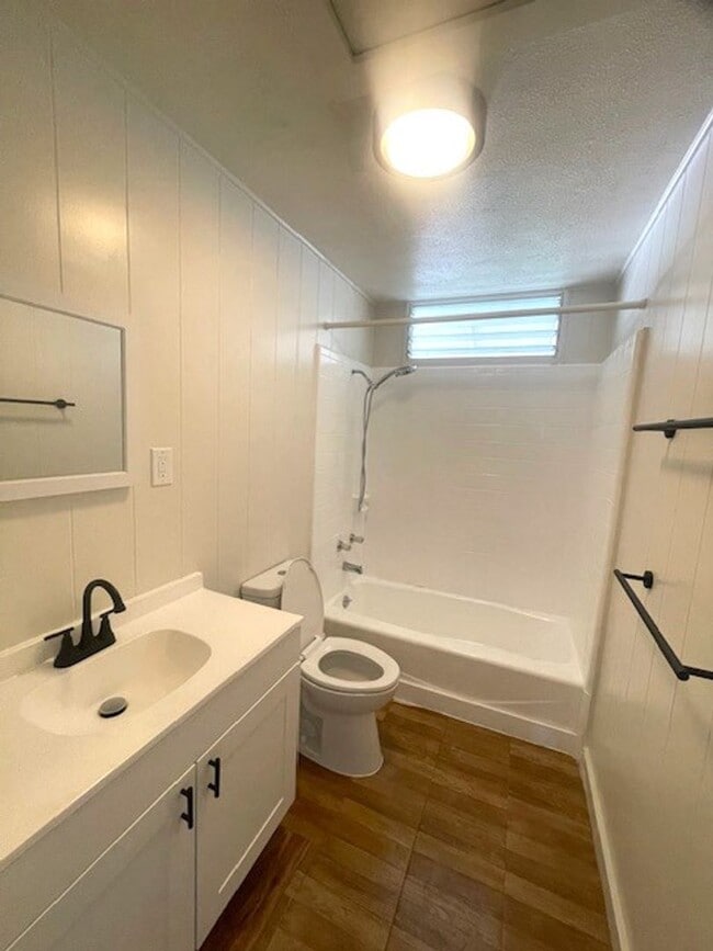 Building Photo - 3 Bedroom / 1 Bath home in Kaimuki