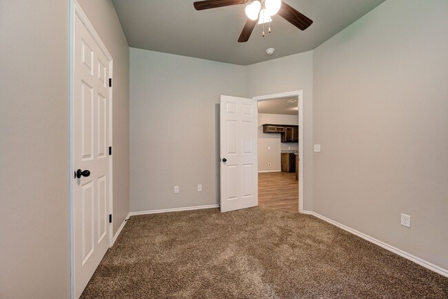 Building Photo - Charming Duplex in El Reno!