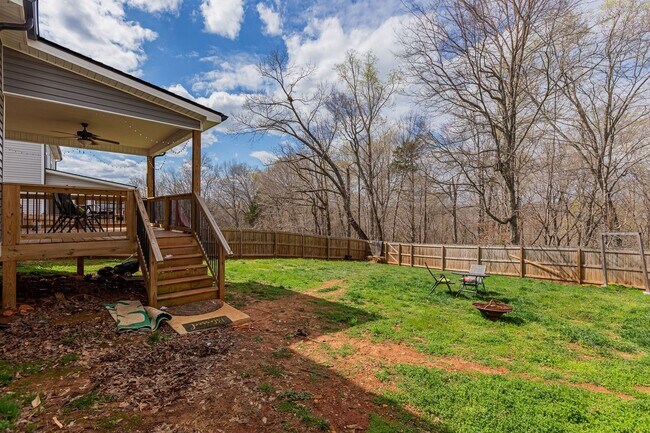 Building Photo - Pet Friendly Three Bedroom!