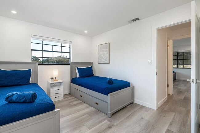 Building Photo - 807-809 Southwest 14th Court-SI FL2-ID1475657P